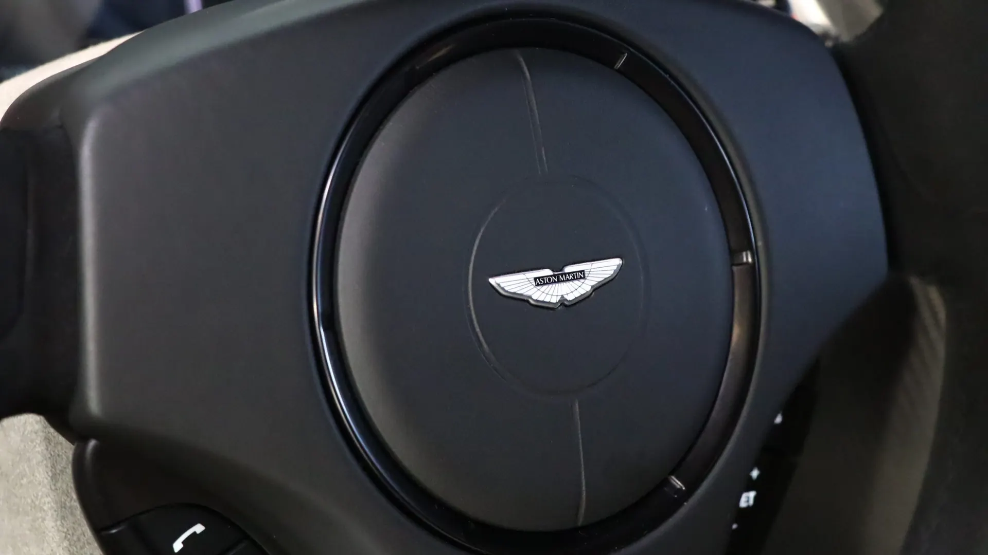 Aston Martin VANTAGE — photo 23