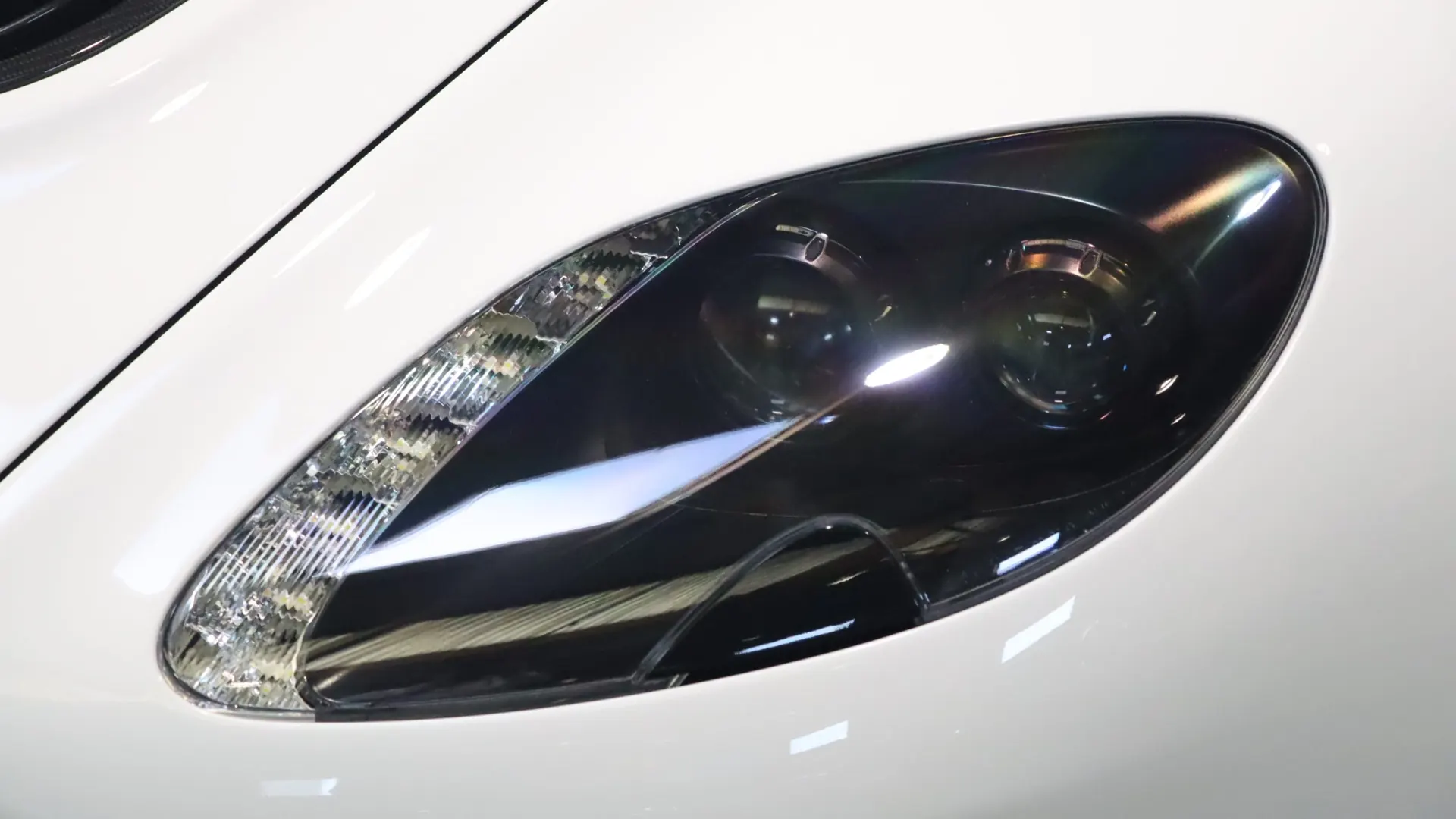 Aston Martin VANTAGE — photo 36