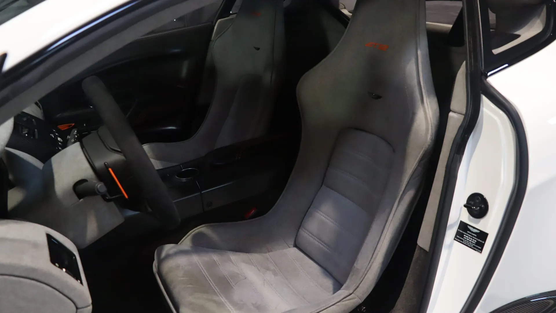Aston Martin VANTAGE — photo 6
