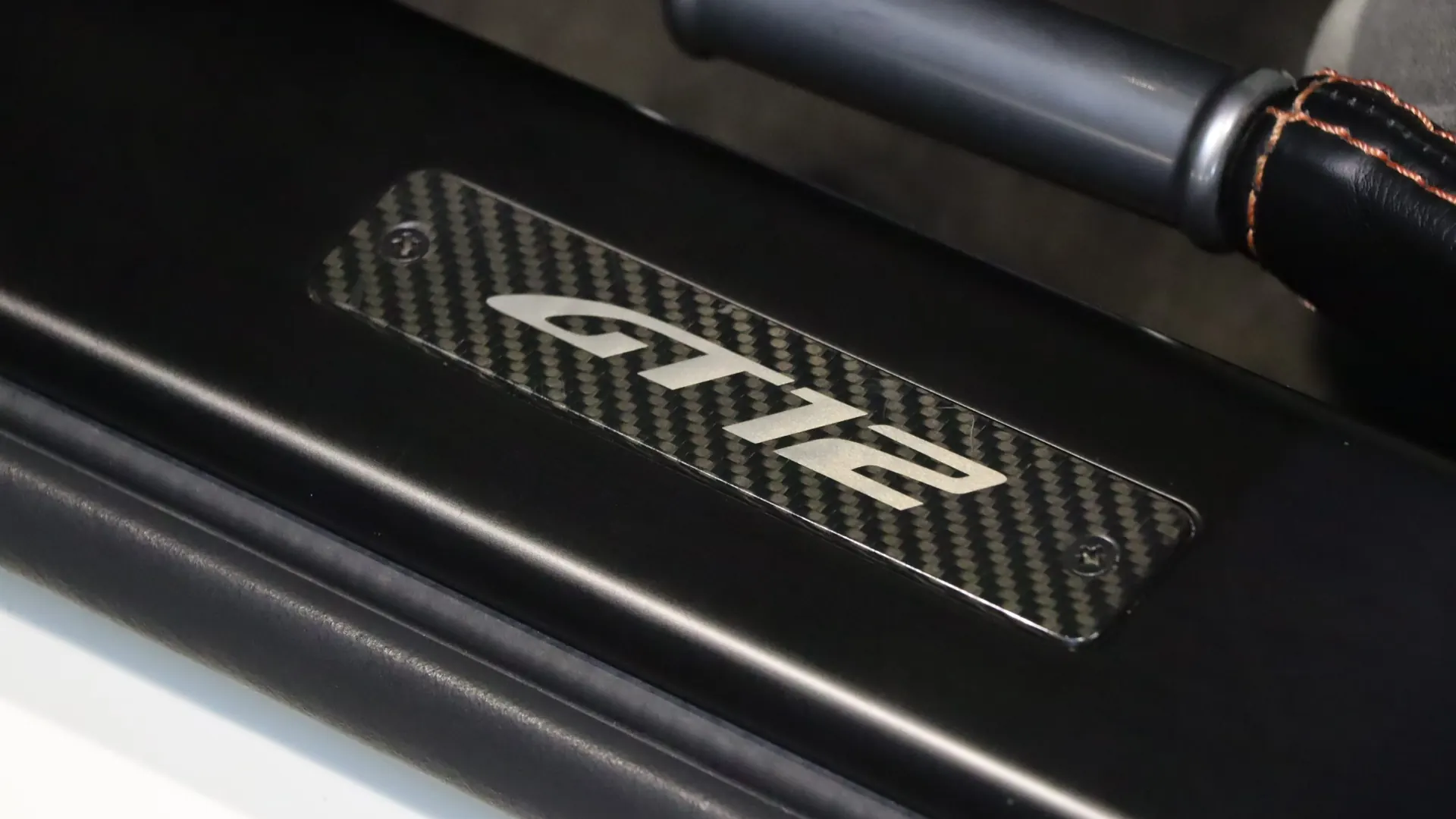 Aston Martin VANTAGE — photo 13