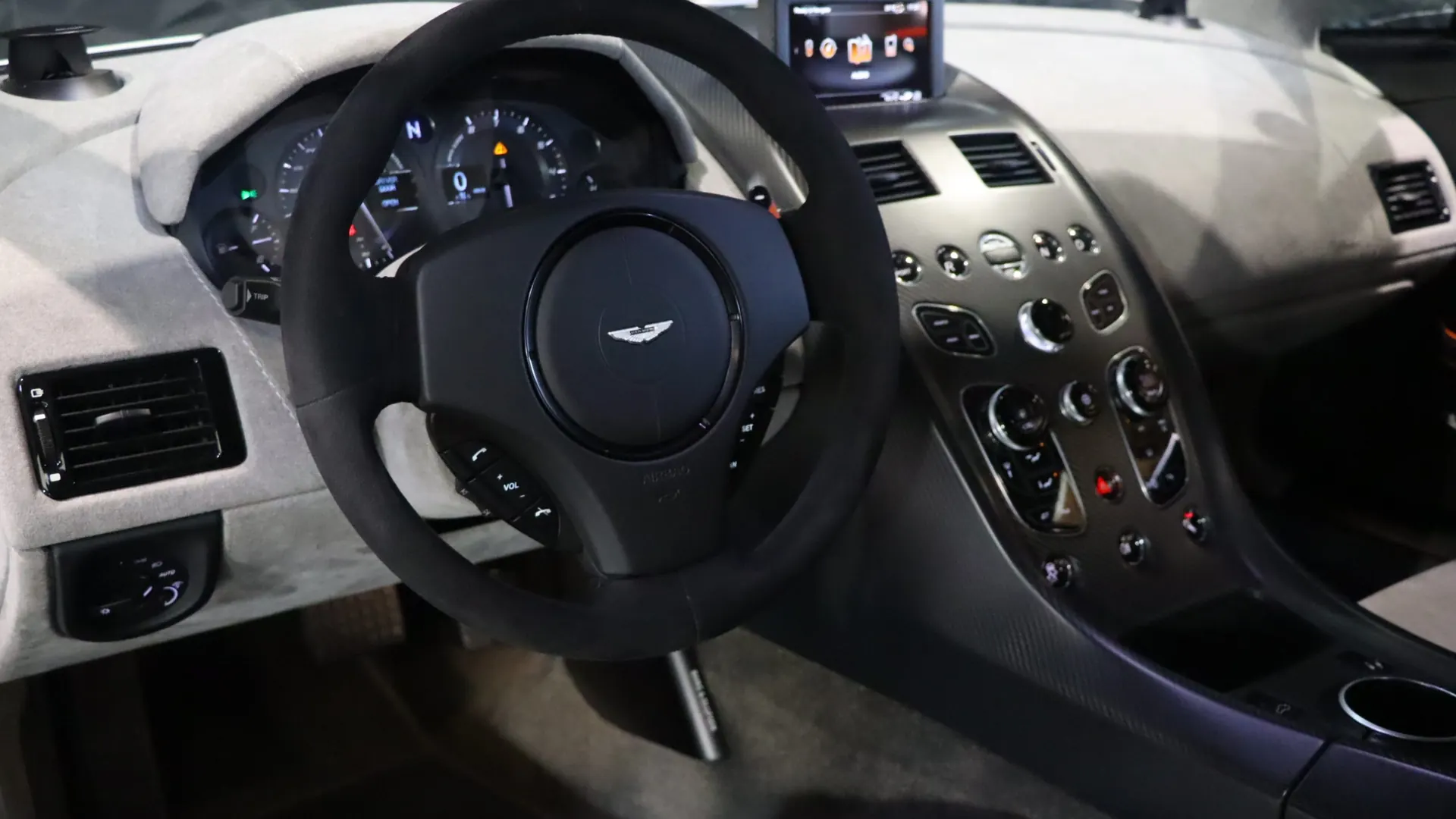 Aston Martin VANTAGE — photo 16