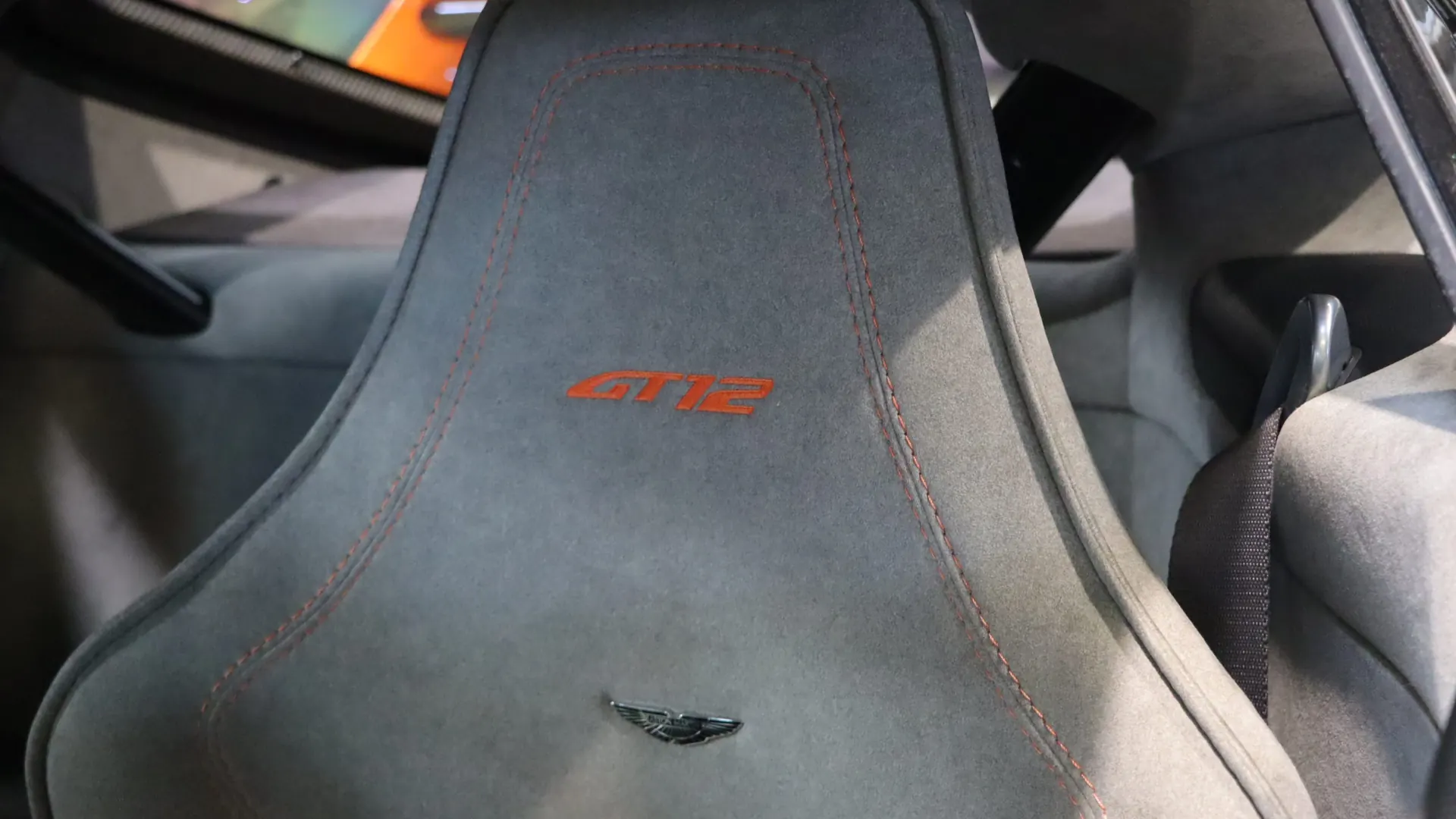 Aston Martin VANTAGE — photo 14