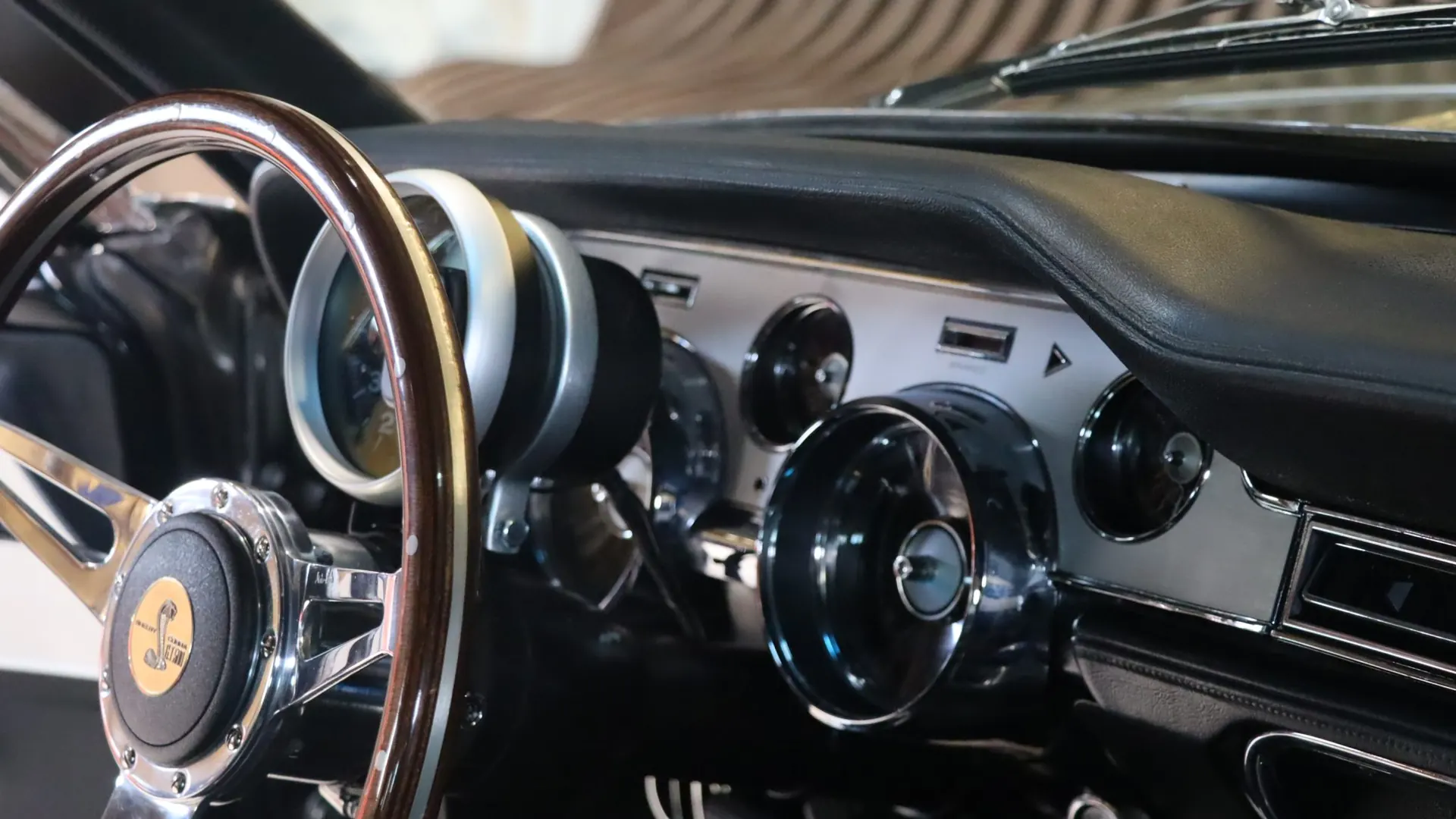 Ford Mustang — photo 21