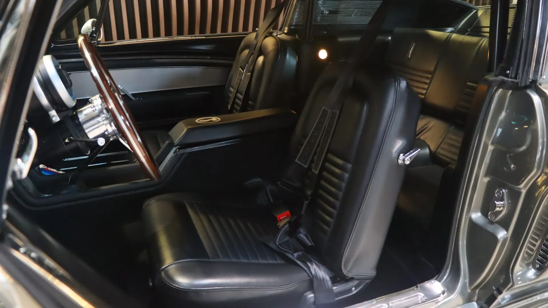 Ford Mustang — photo 6