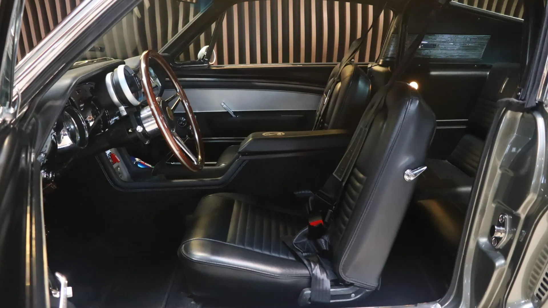 Ford Mustang — photo 7