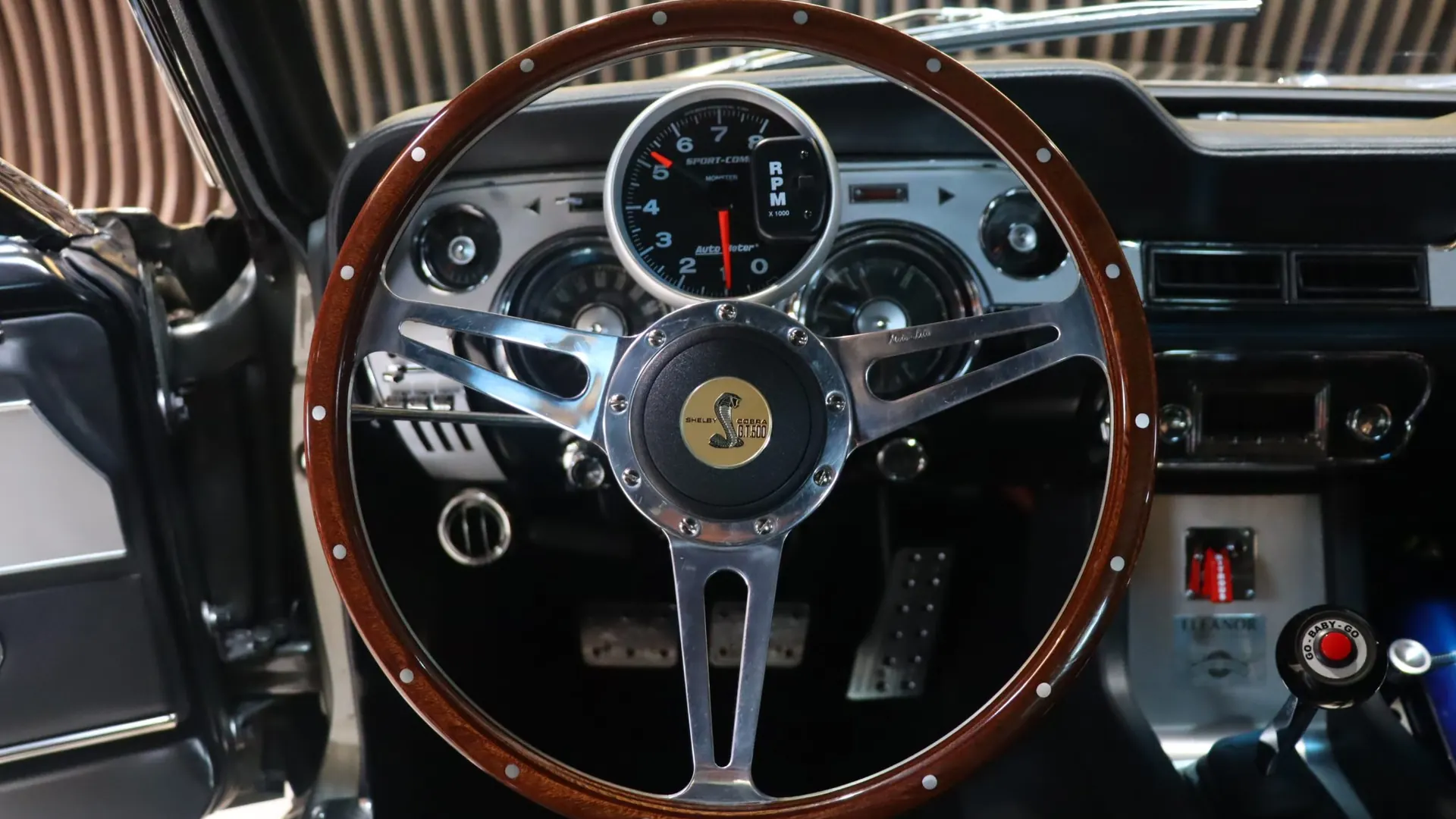 Ford Mustang — photo 9
