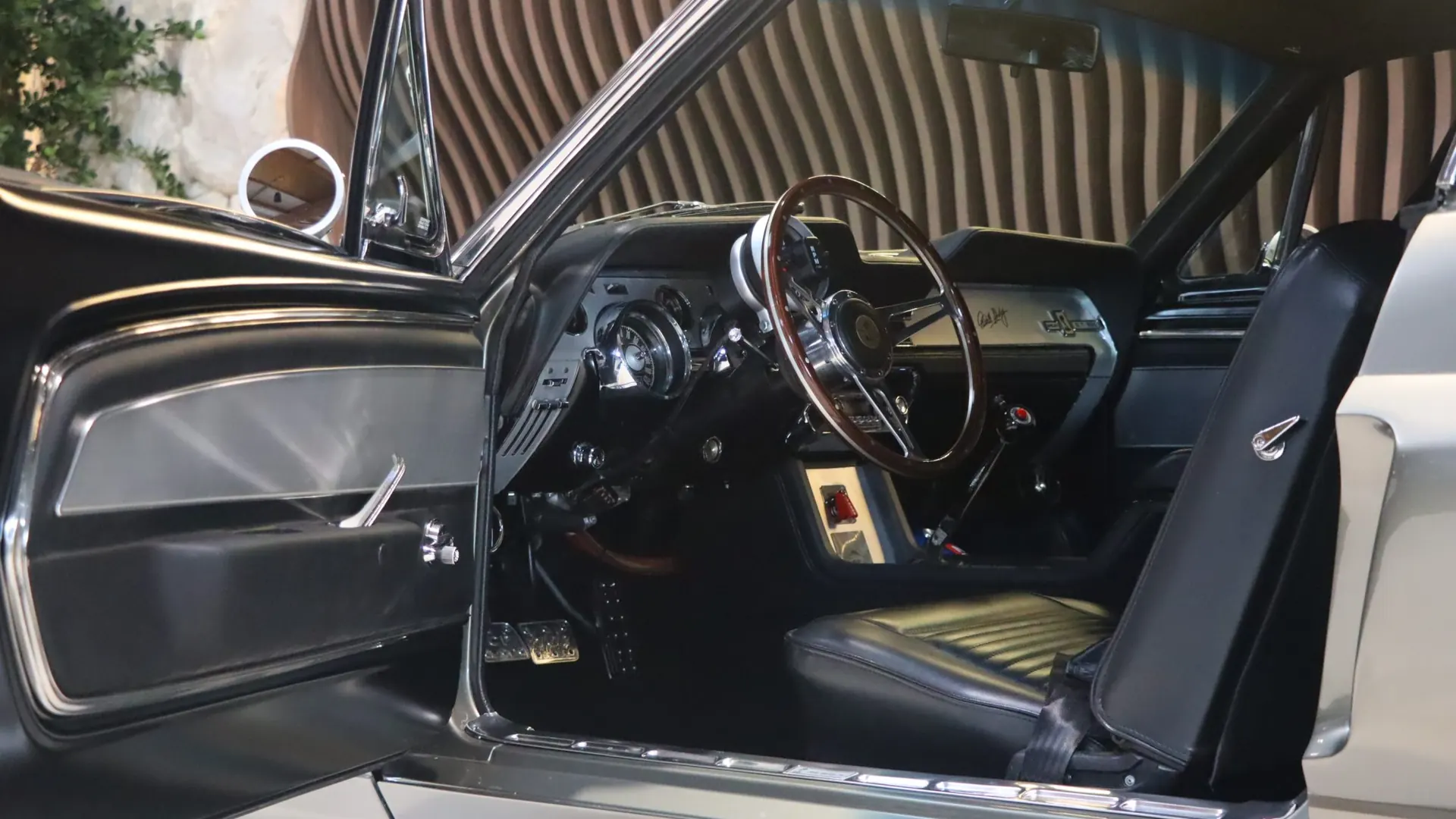 Ford Mustang — photo 8