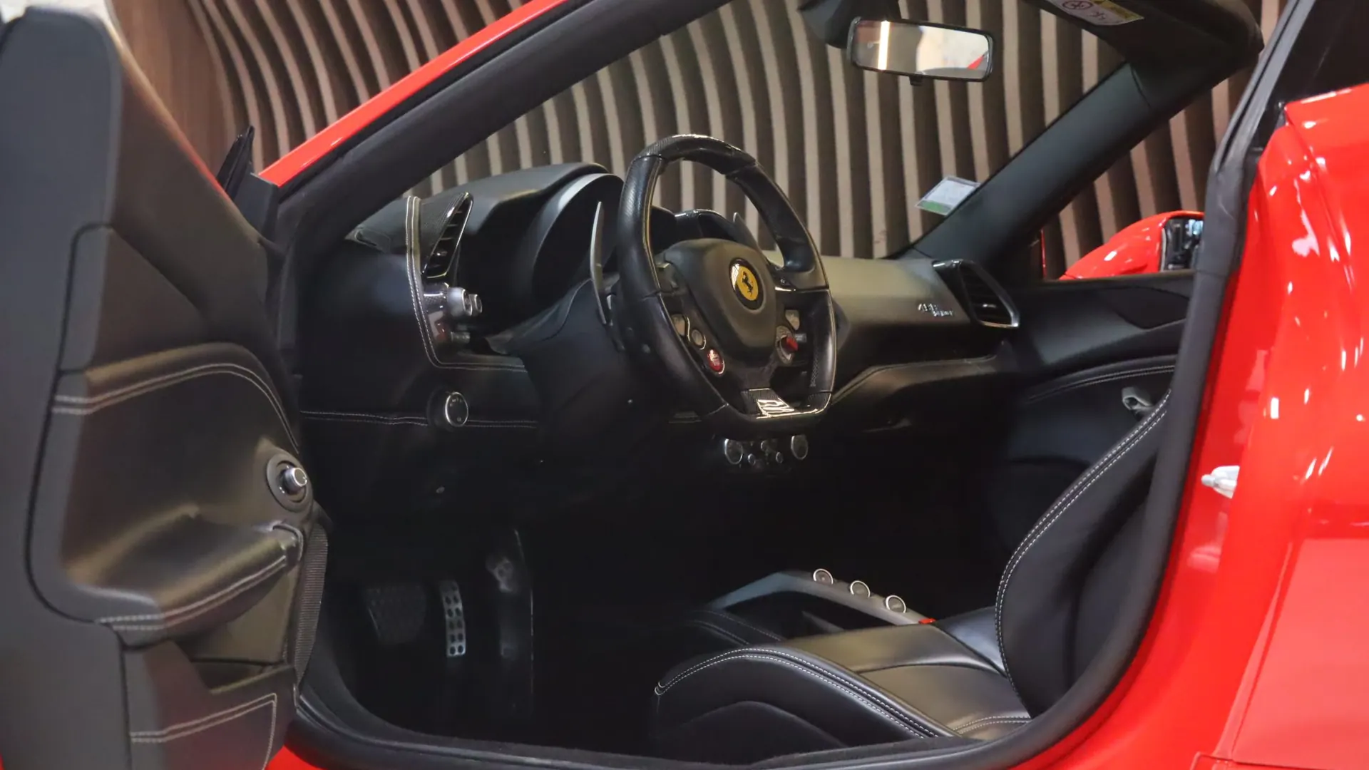 Ferrari 488 — photo 9