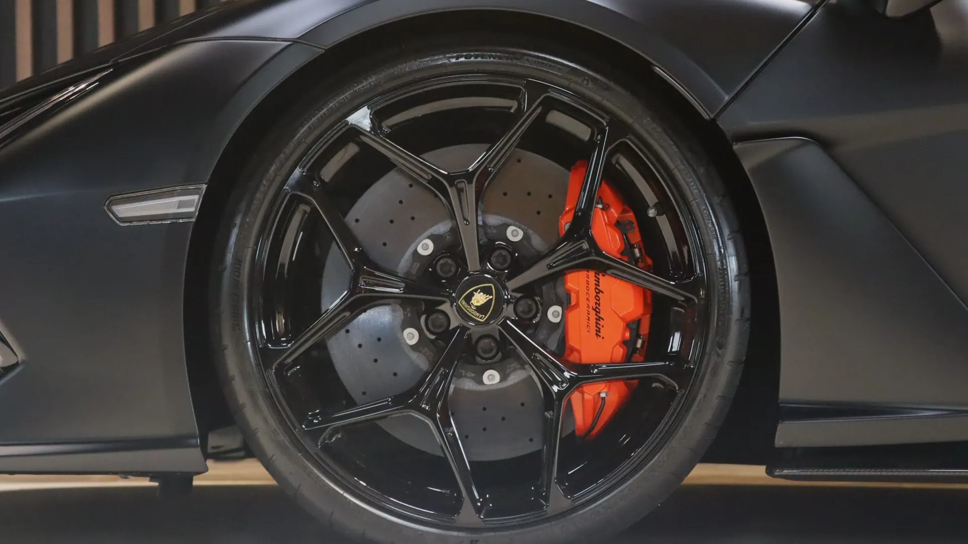 Lamborghini REVUELTO — photo 39