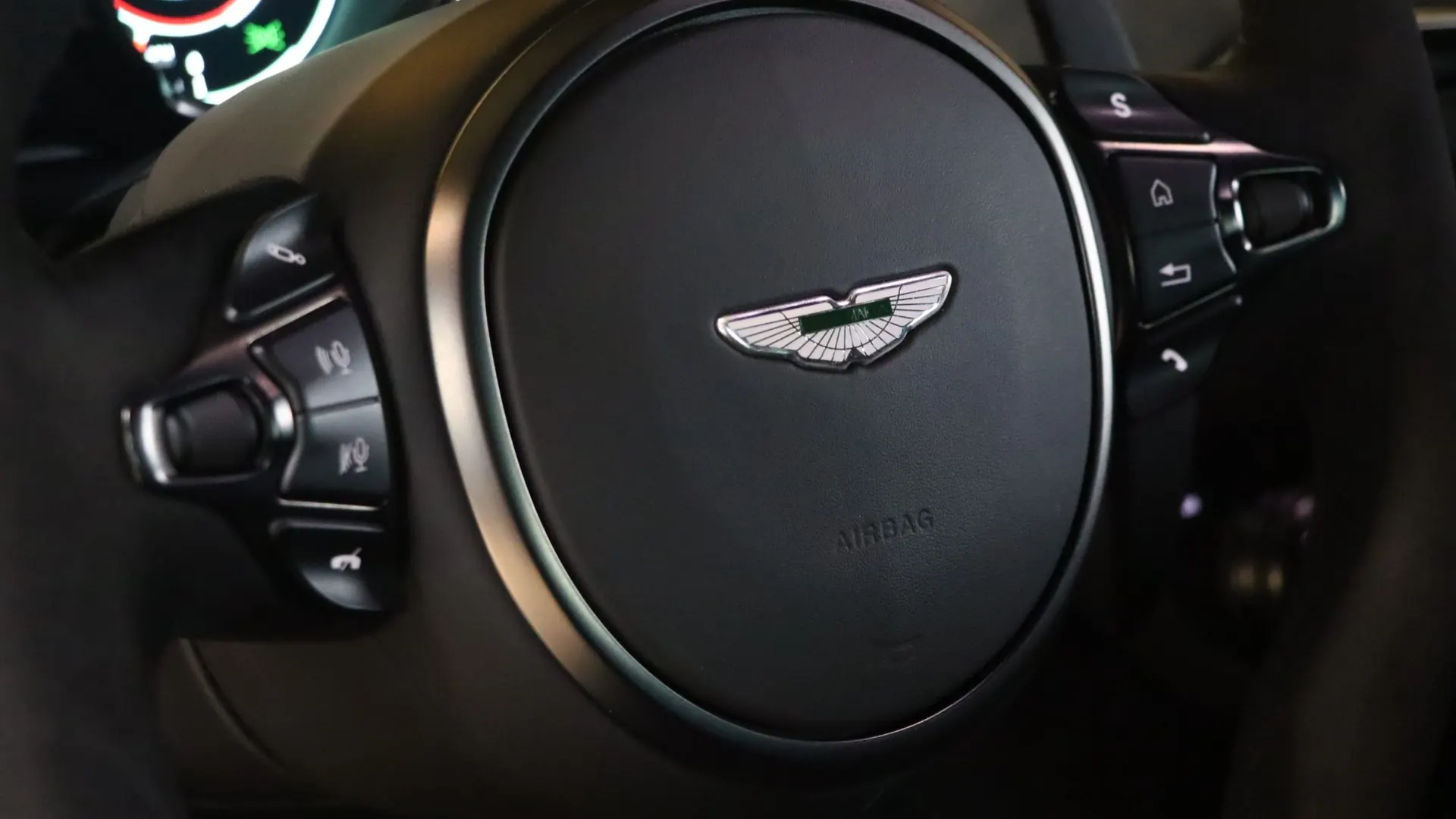 Aston Martin V8 — photo 21
