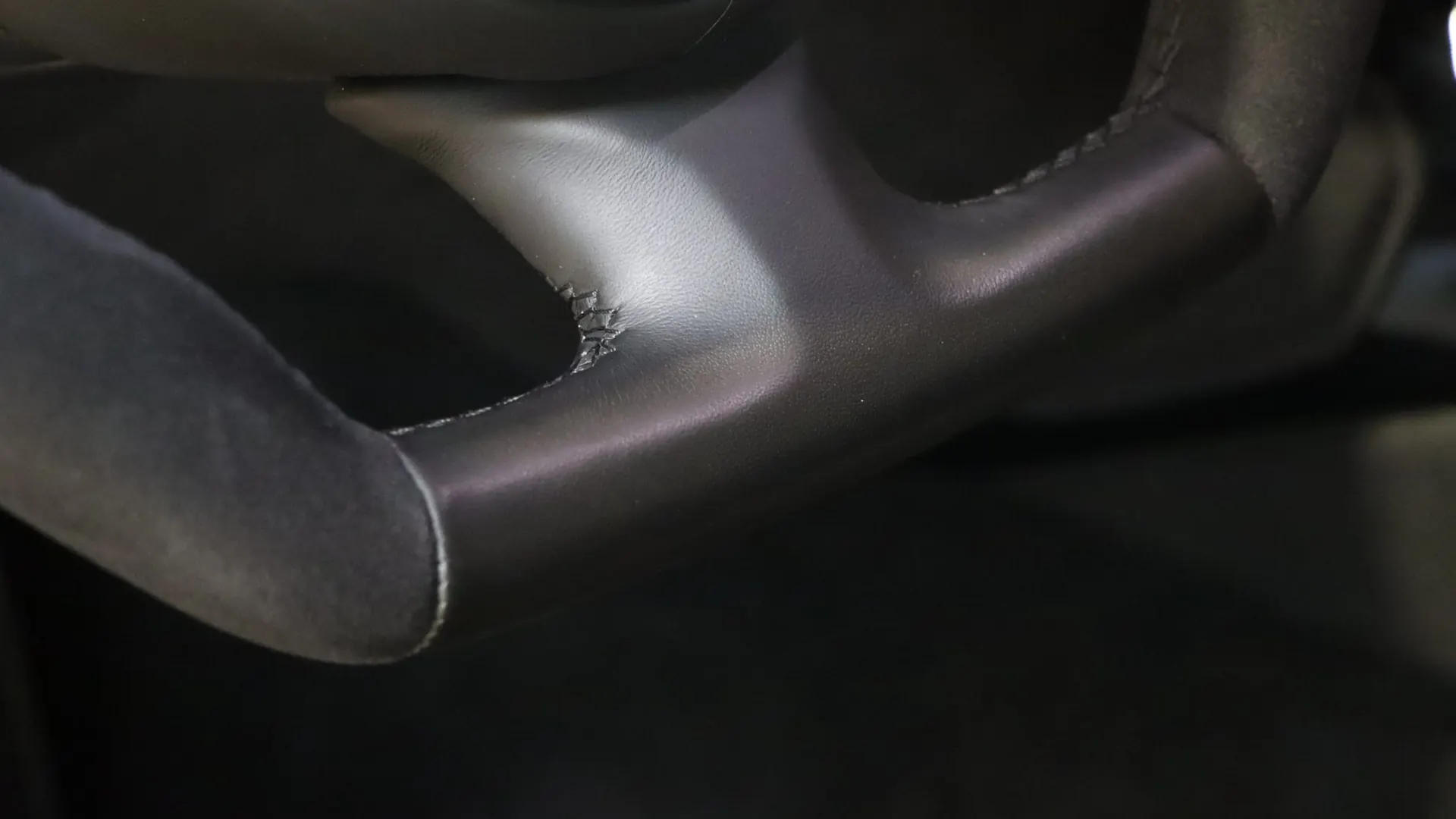 Aston Martin V8 — photo 20