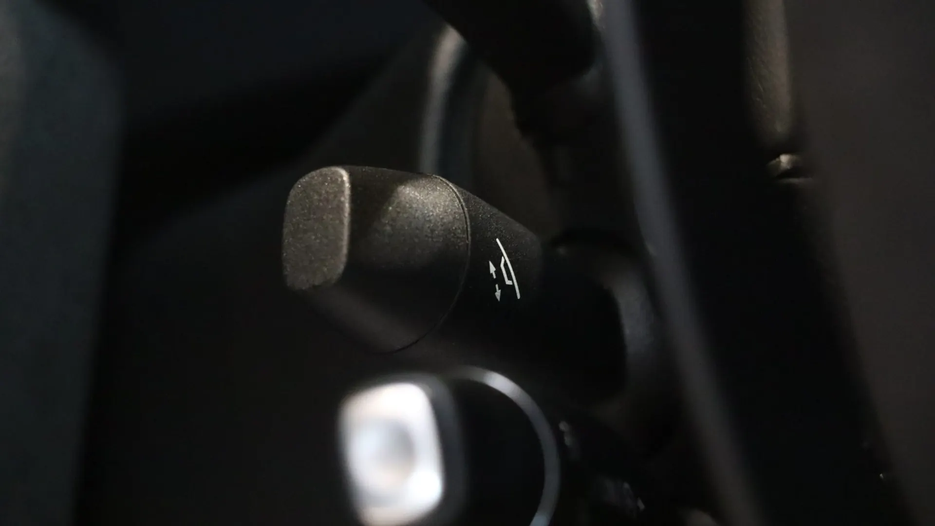 Aston Martin V8 — photo 16