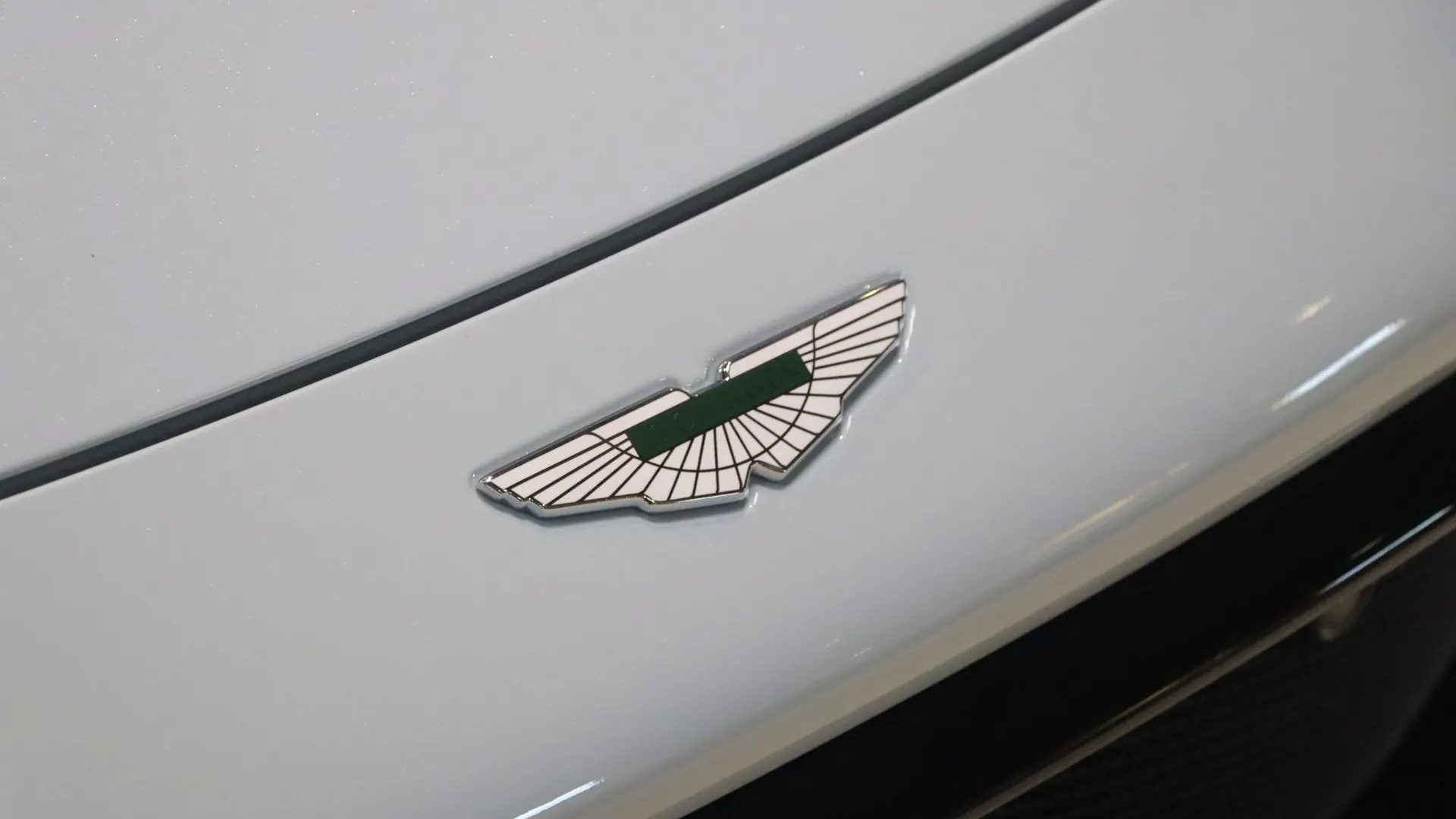 Aston Martin V8 — photo 34
