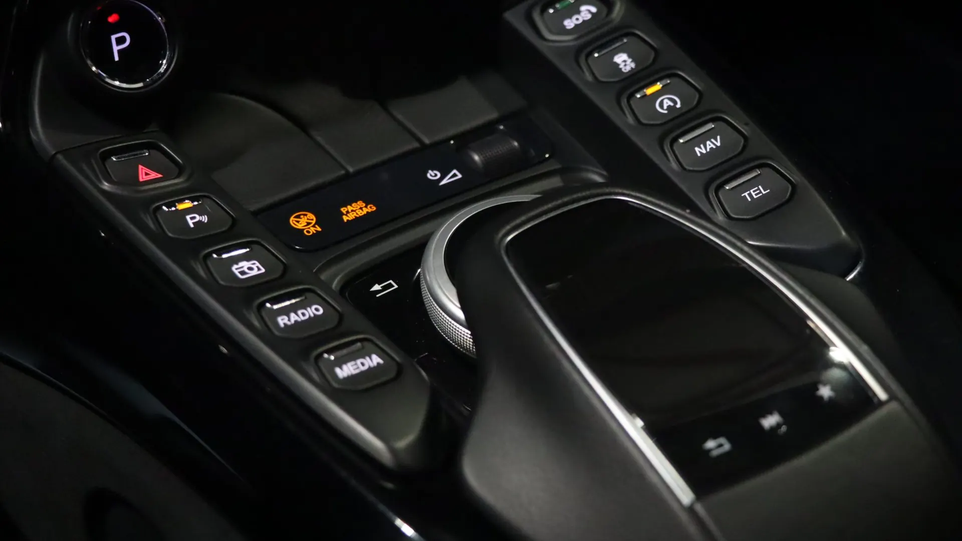Aston Martin V8 — photo 28