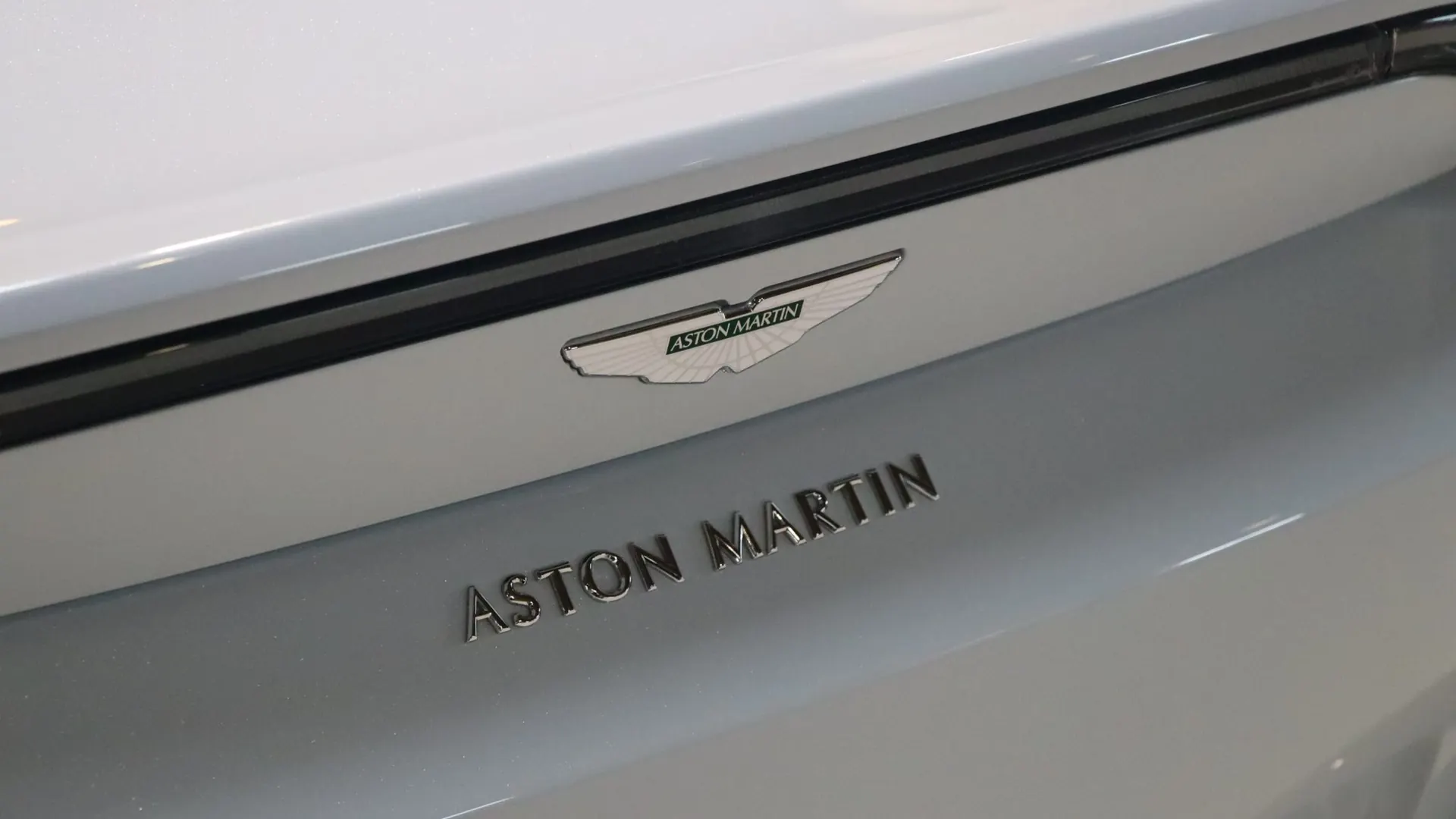 Aston Martin V8 — photo 41
