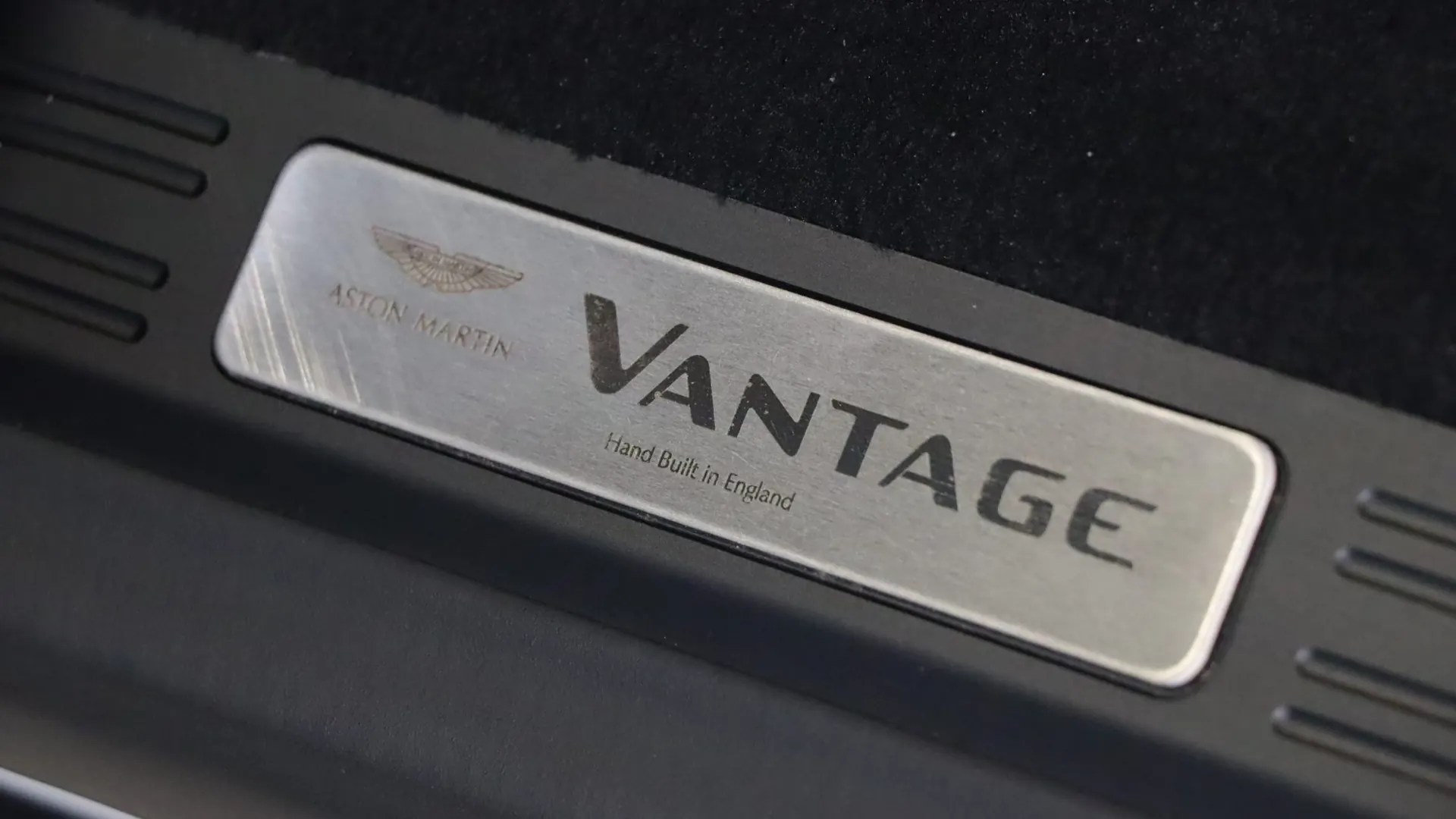 Aston Martin V8 — photo 12