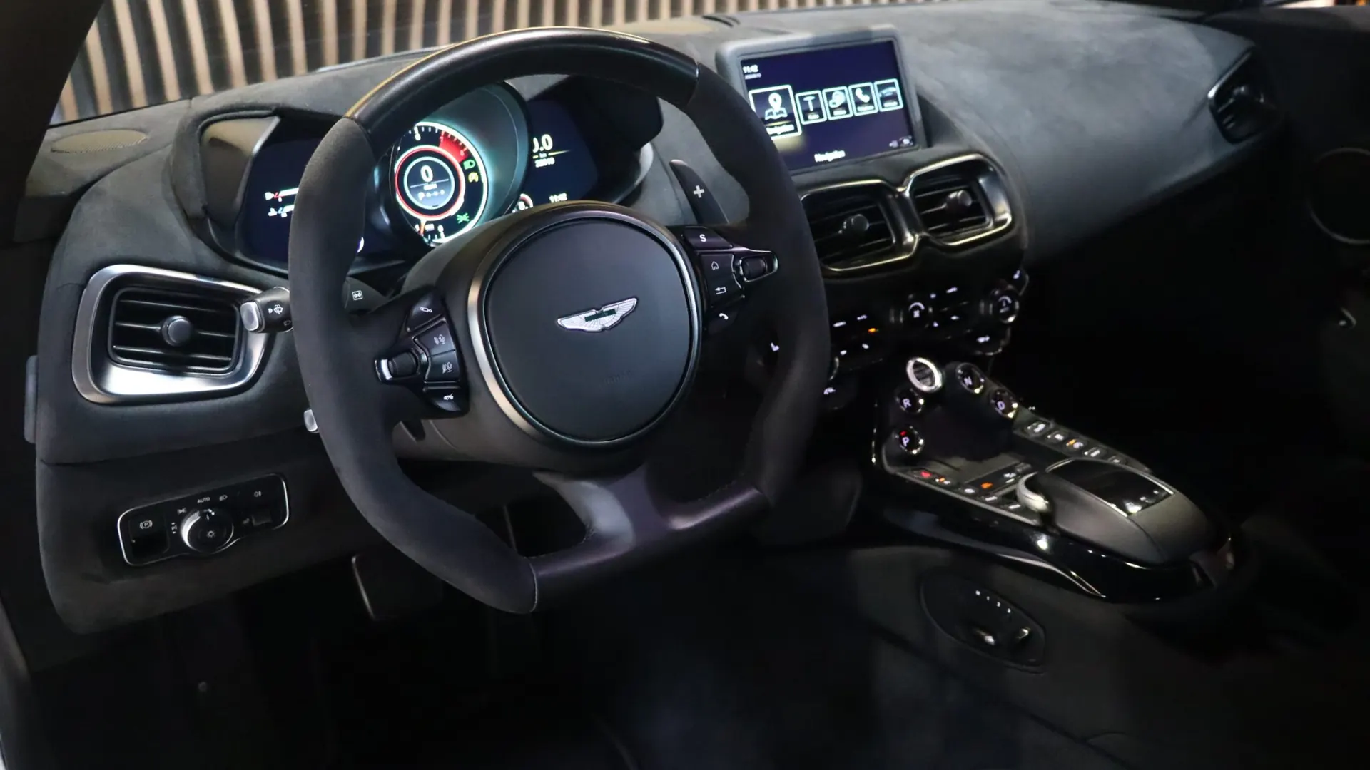 Aston Martin V8 — photo 13