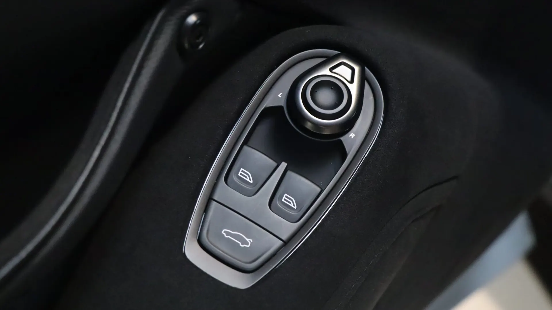 Aston Martin V8 — photo 11