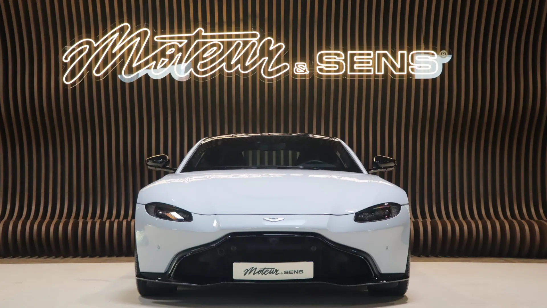 Aston Martin V8 — photo 3