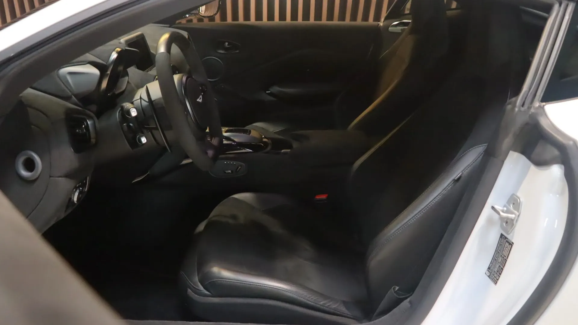 Aston Martin V8 — photo 7
