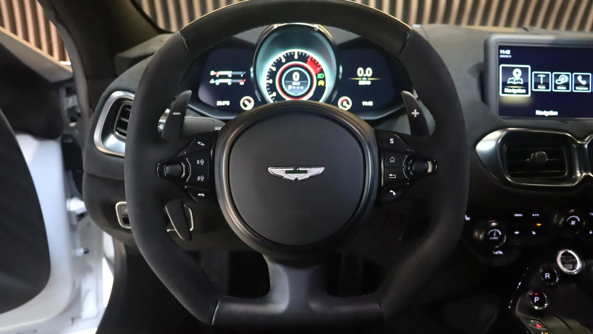 Aston Martin V8 — photo 9