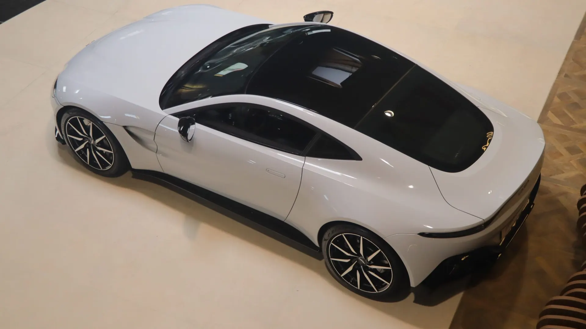 Aston Martin V8 — photo 44