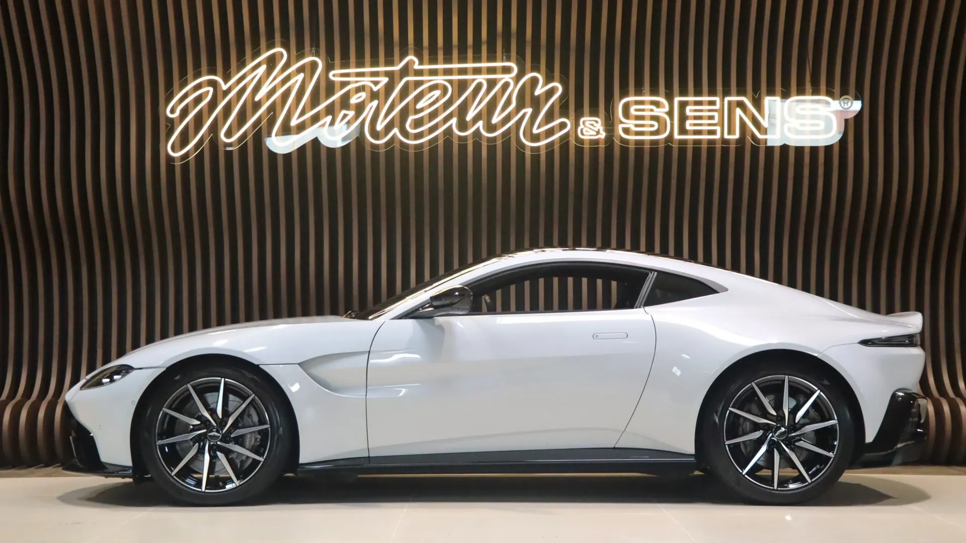 Aston Martin V8 — photo 5