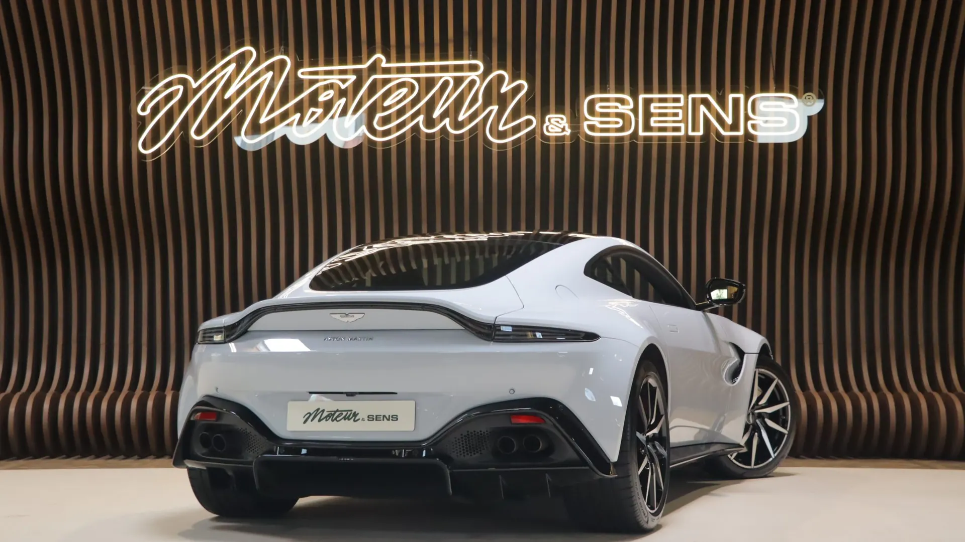 Aston Martin V8 — photo 2