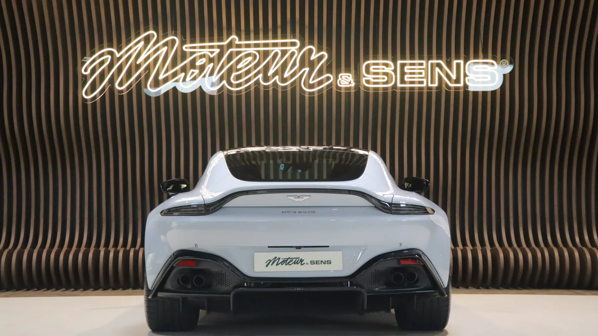 Aston Martin V8 — photo 4