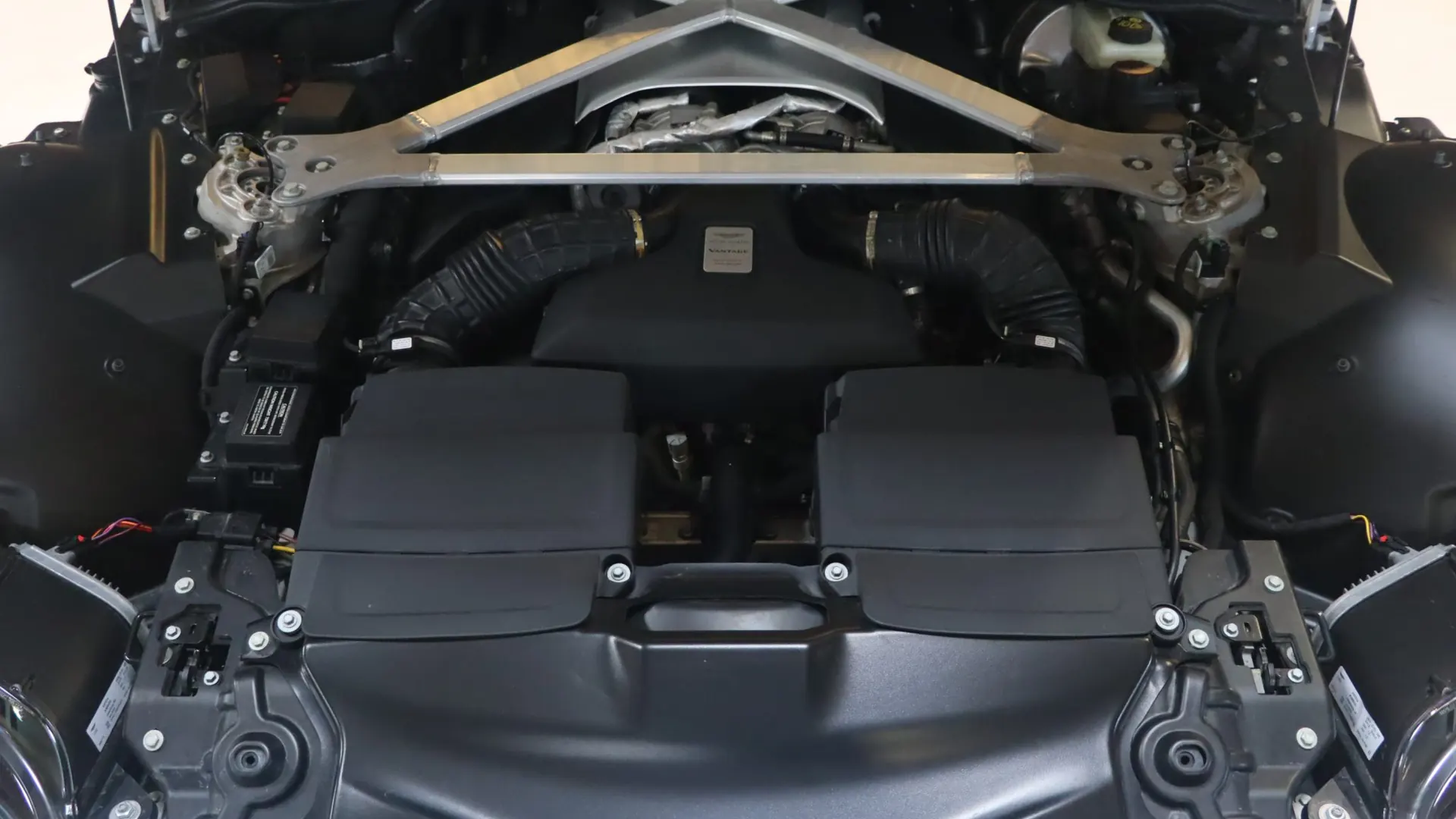 Aston Martin V8 — photo 35