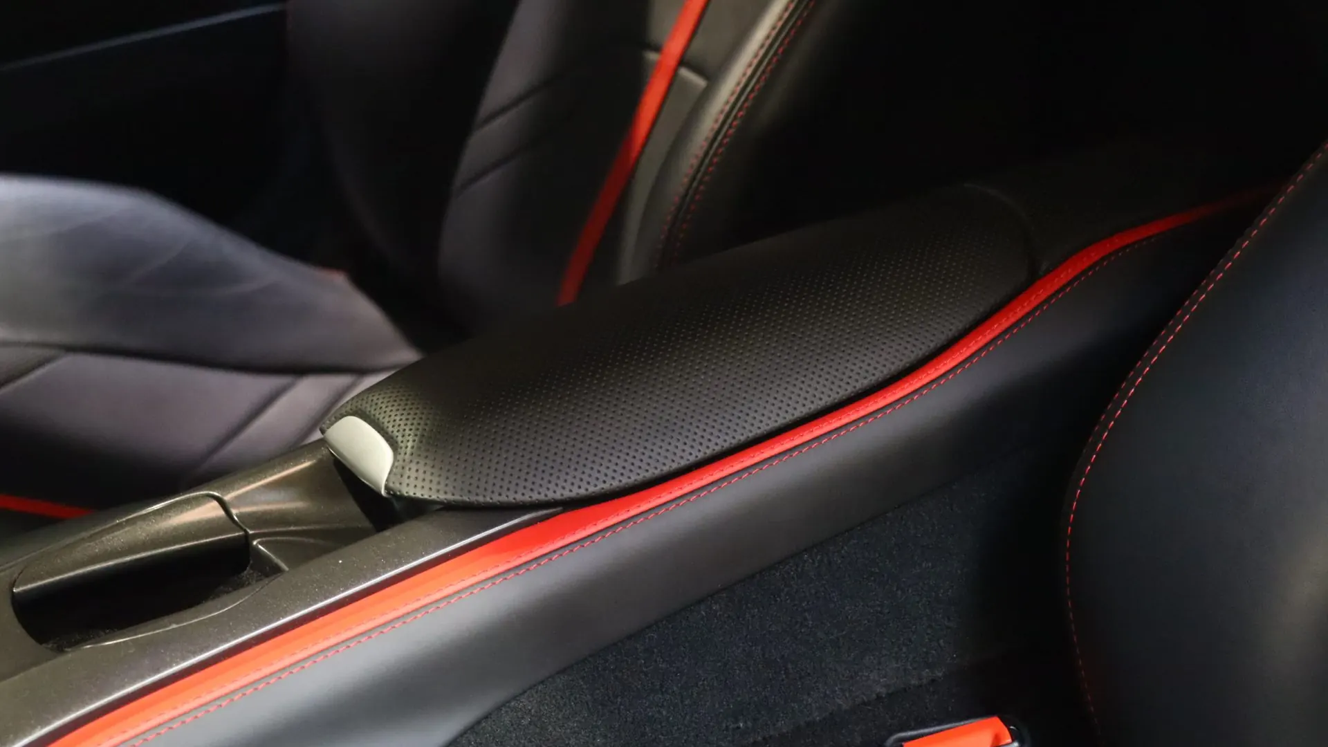 Ferrari 812 — photo 30