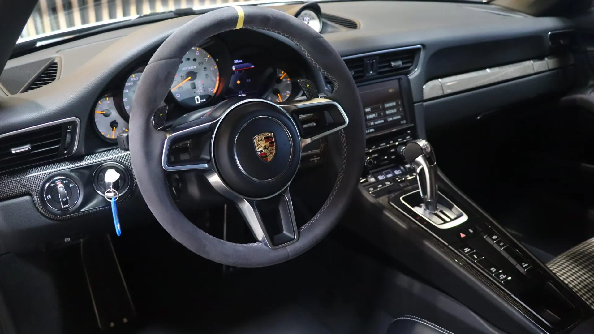 Porsche 911 — photo 32