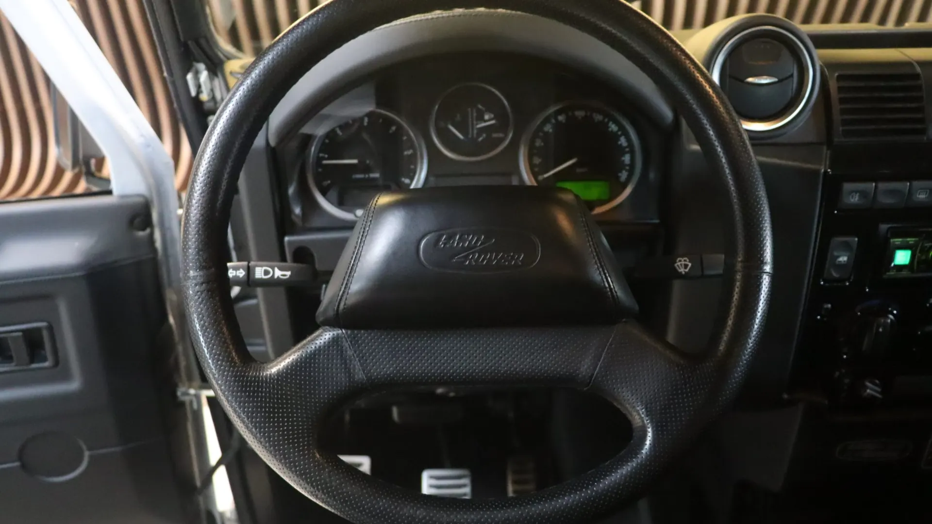 Land Rover DEFENDER — photo 9