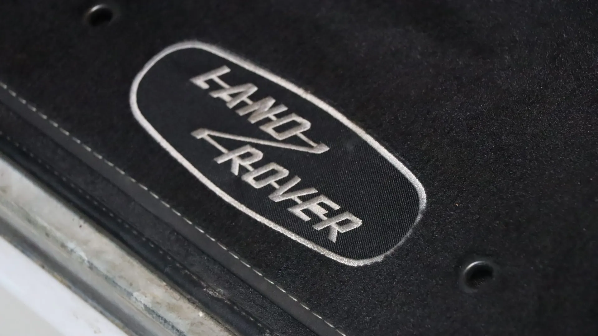 Land Rover DEFENDER — photo 12