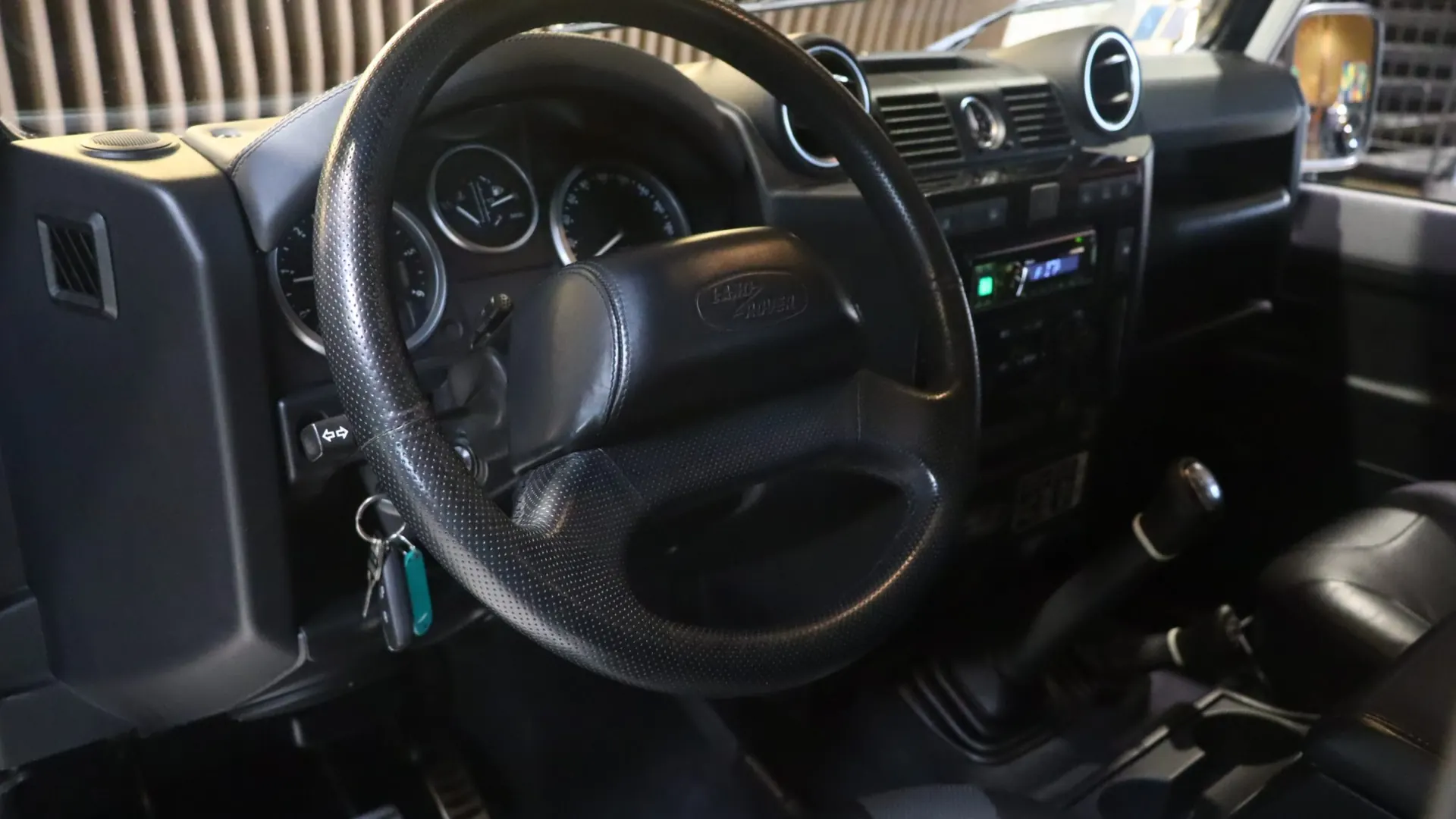 Land Rover DEFENDER — photo 13