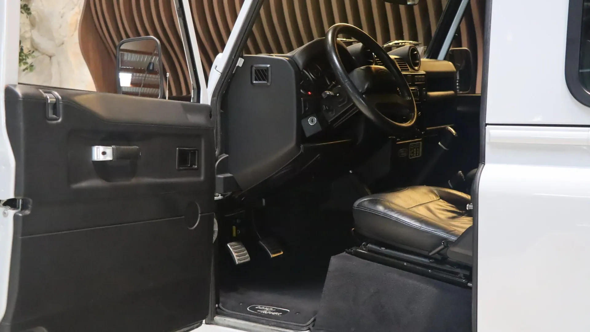 Land Rover DEFENDER — photo 8