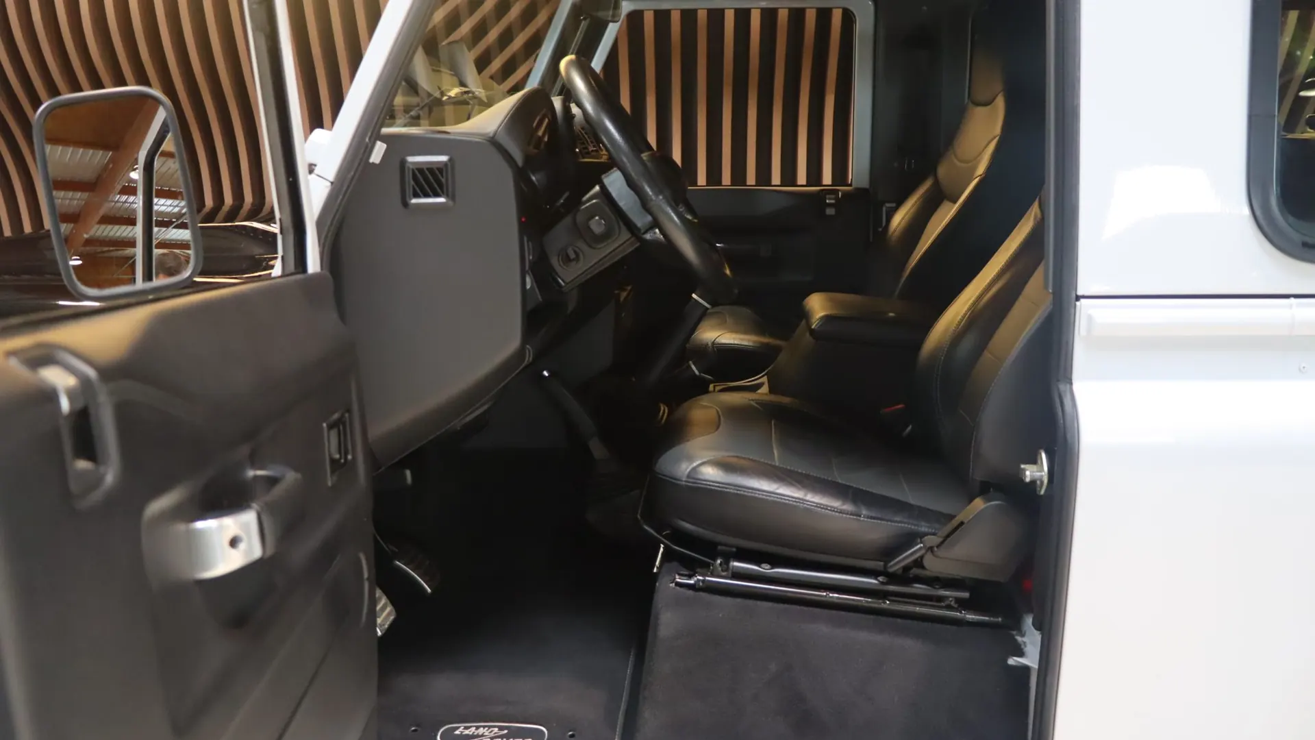 Land Rover DEFENDER — photo 7