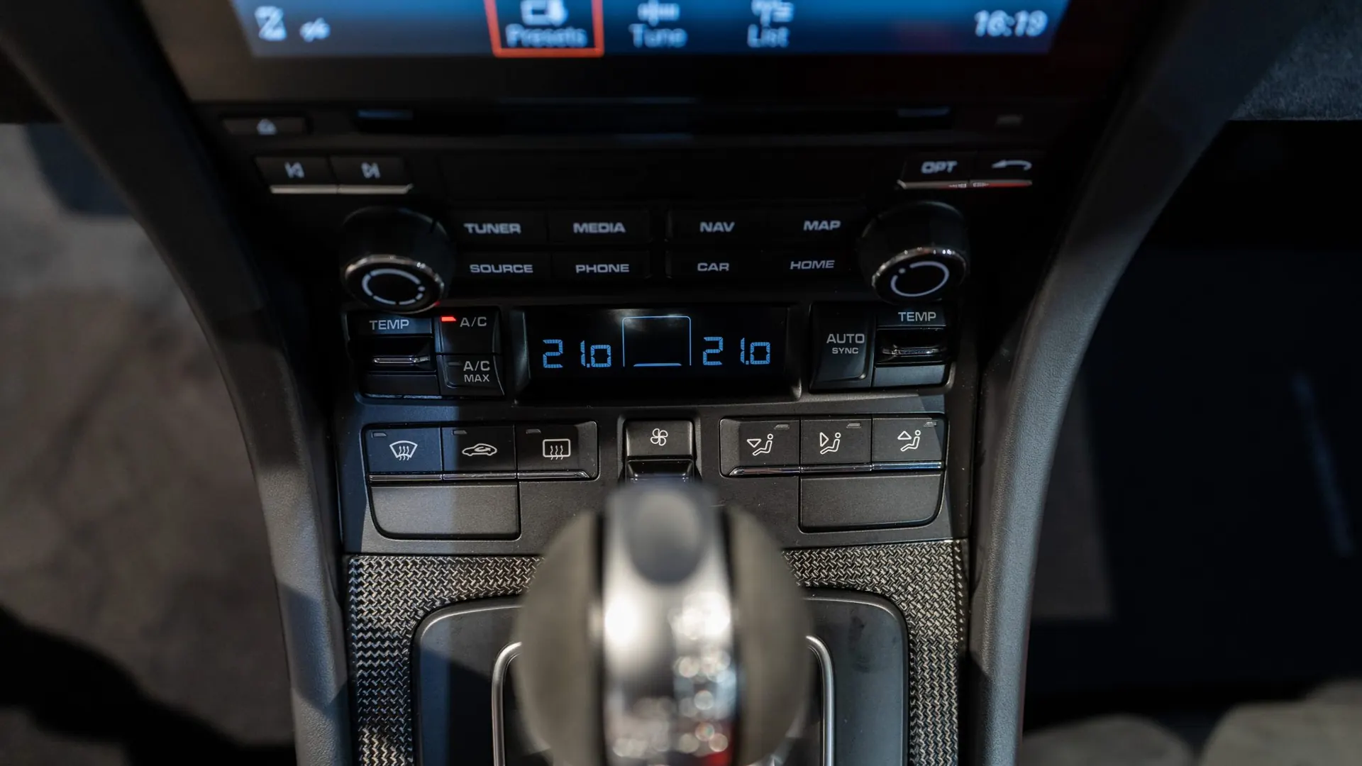 Porsche 911 — photo 24
