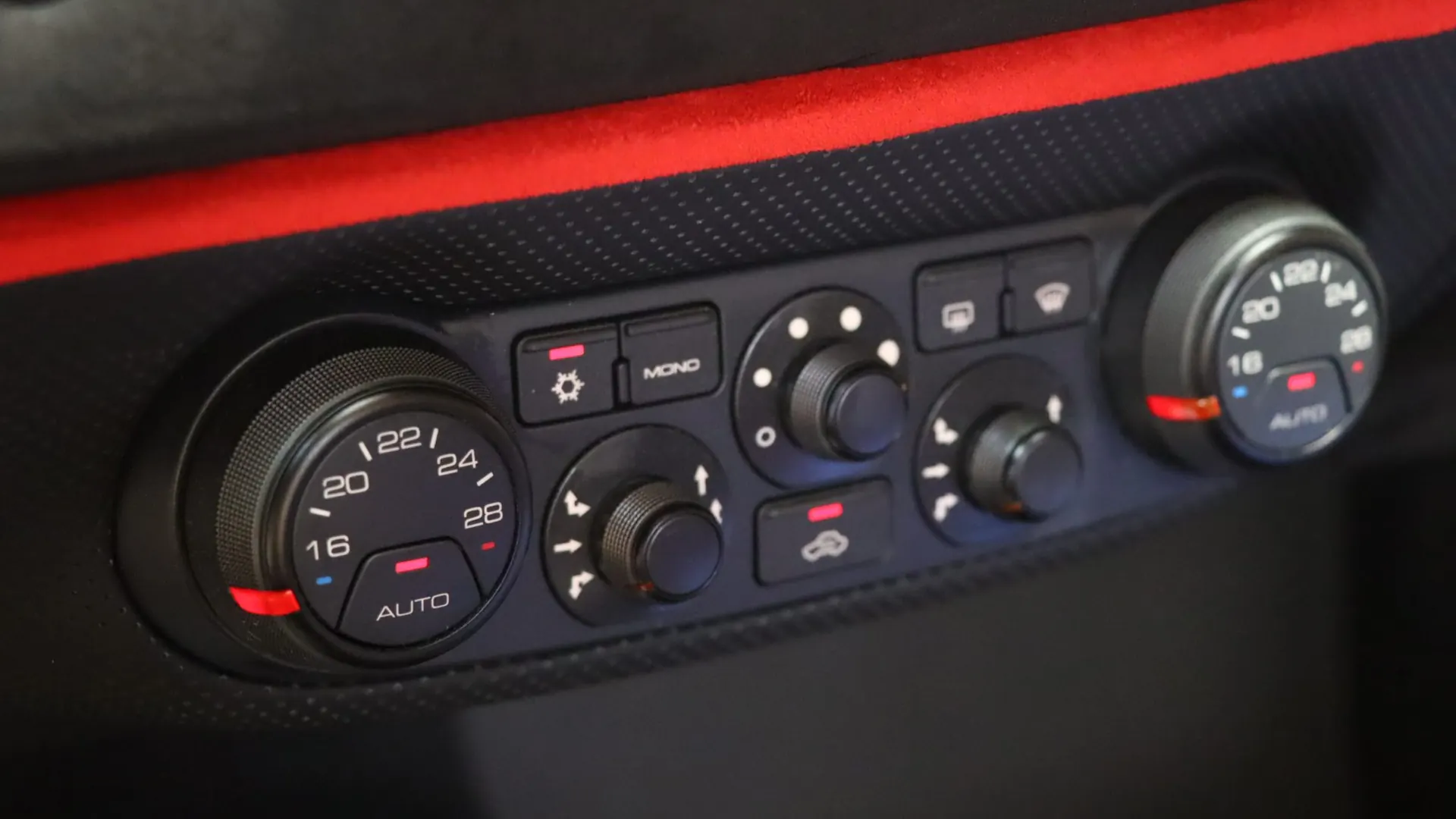 Ferrari 488 — photo 29
