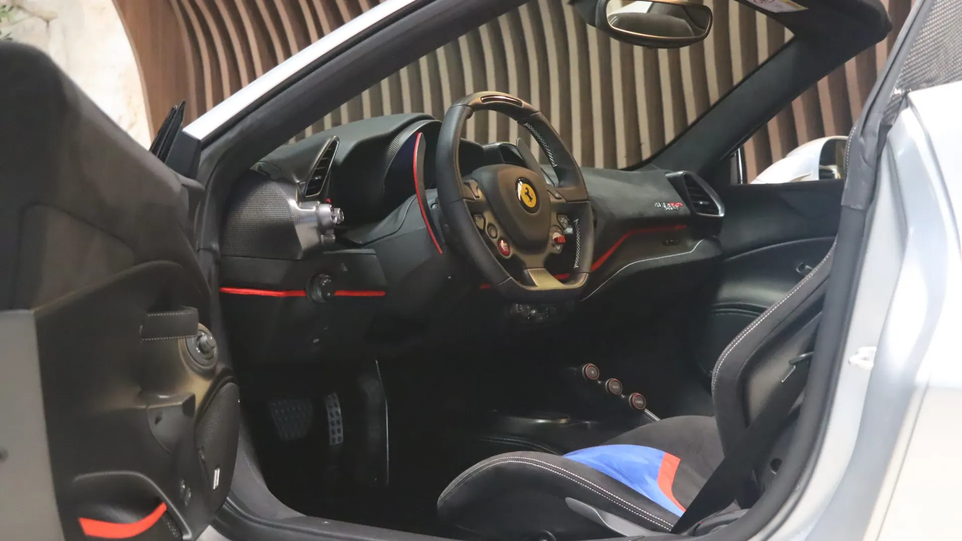 Ferrari 488 — photo 9