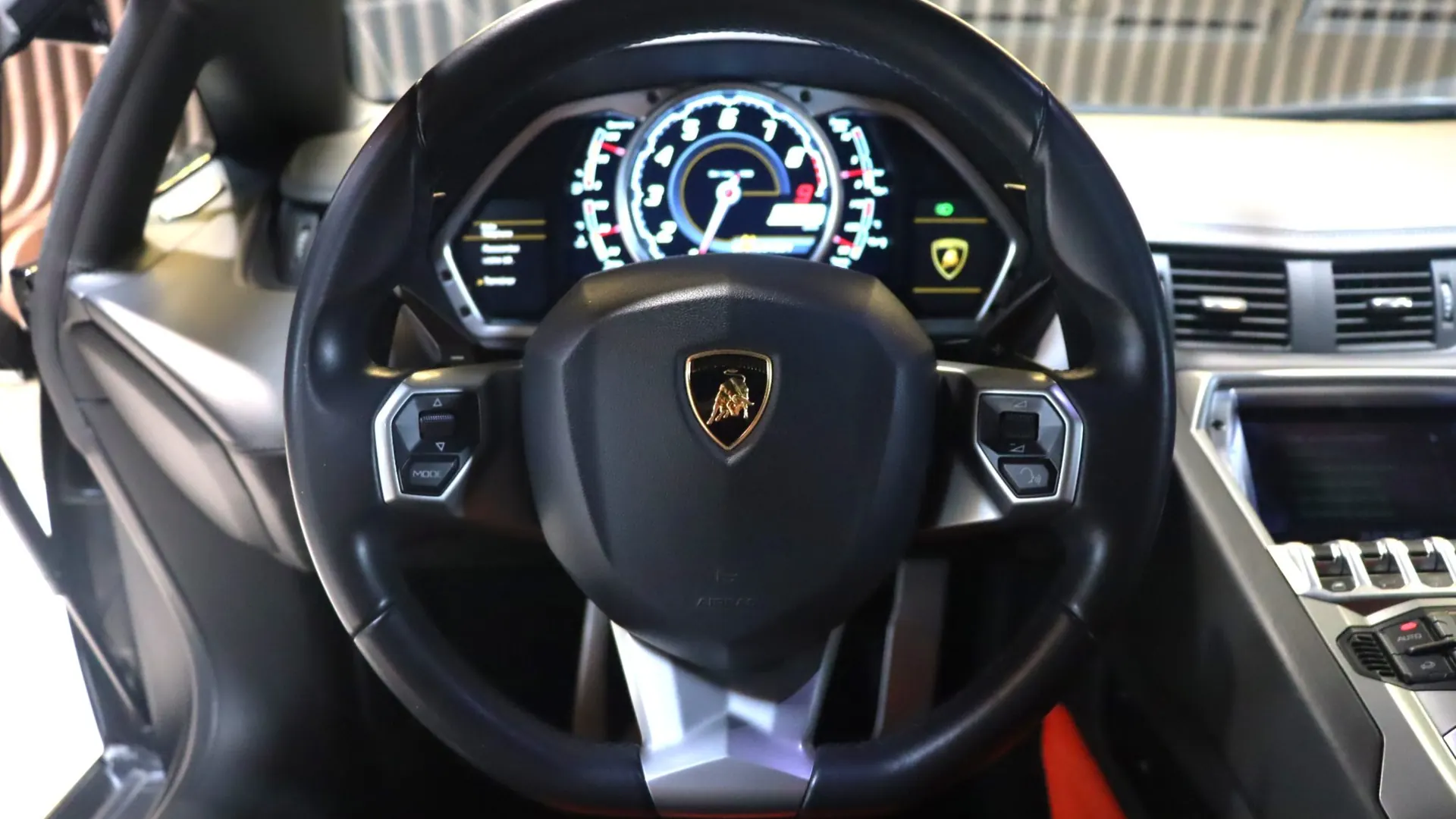 Lamborghini AVENTADOR — photo 9