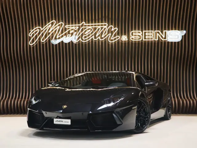 Lamborghini AVENTADOR