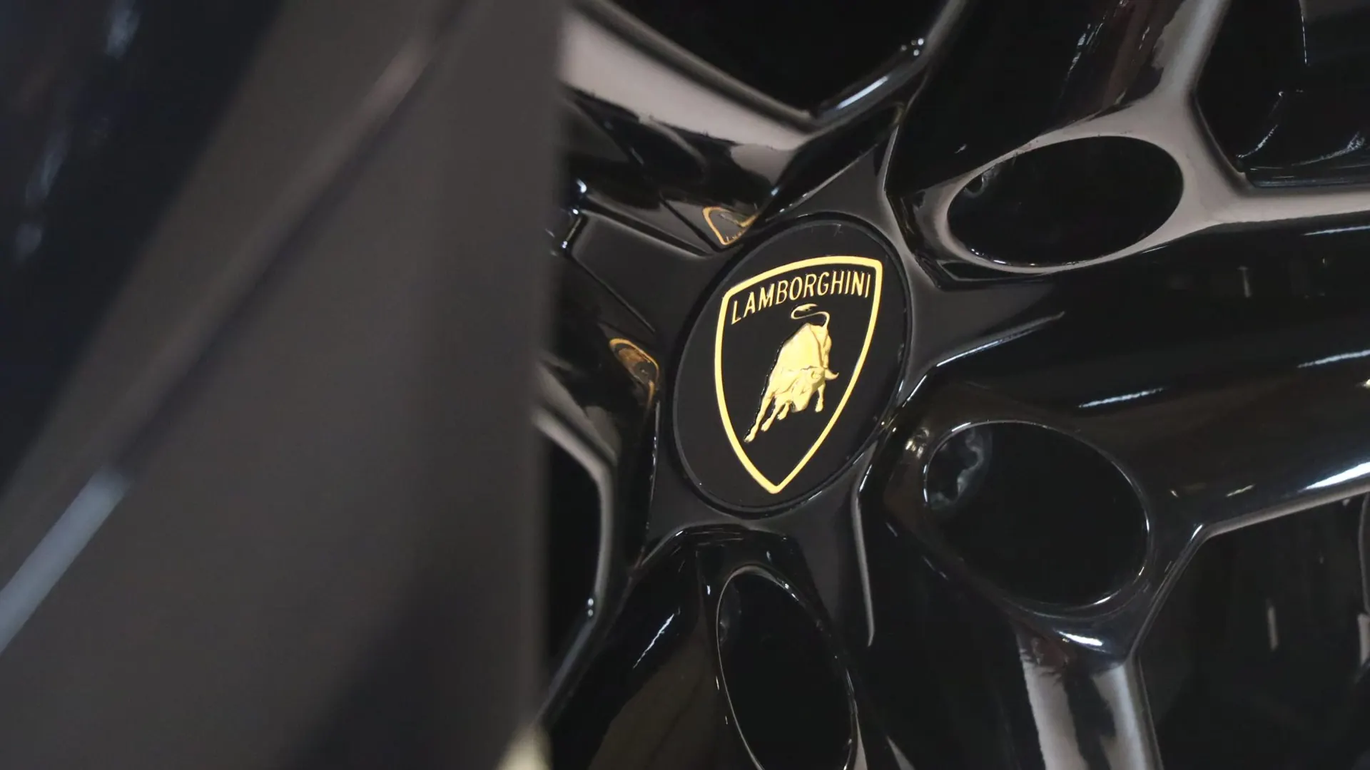 Lamborghini AVENTADOR — photo 39
