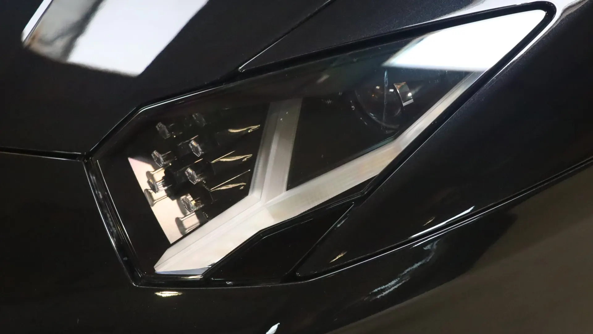Lamborghini AVENTADOR — photo 33