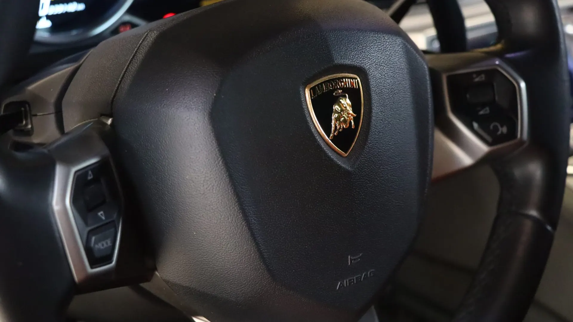 Lamborghini AVENTADOR — photo 20