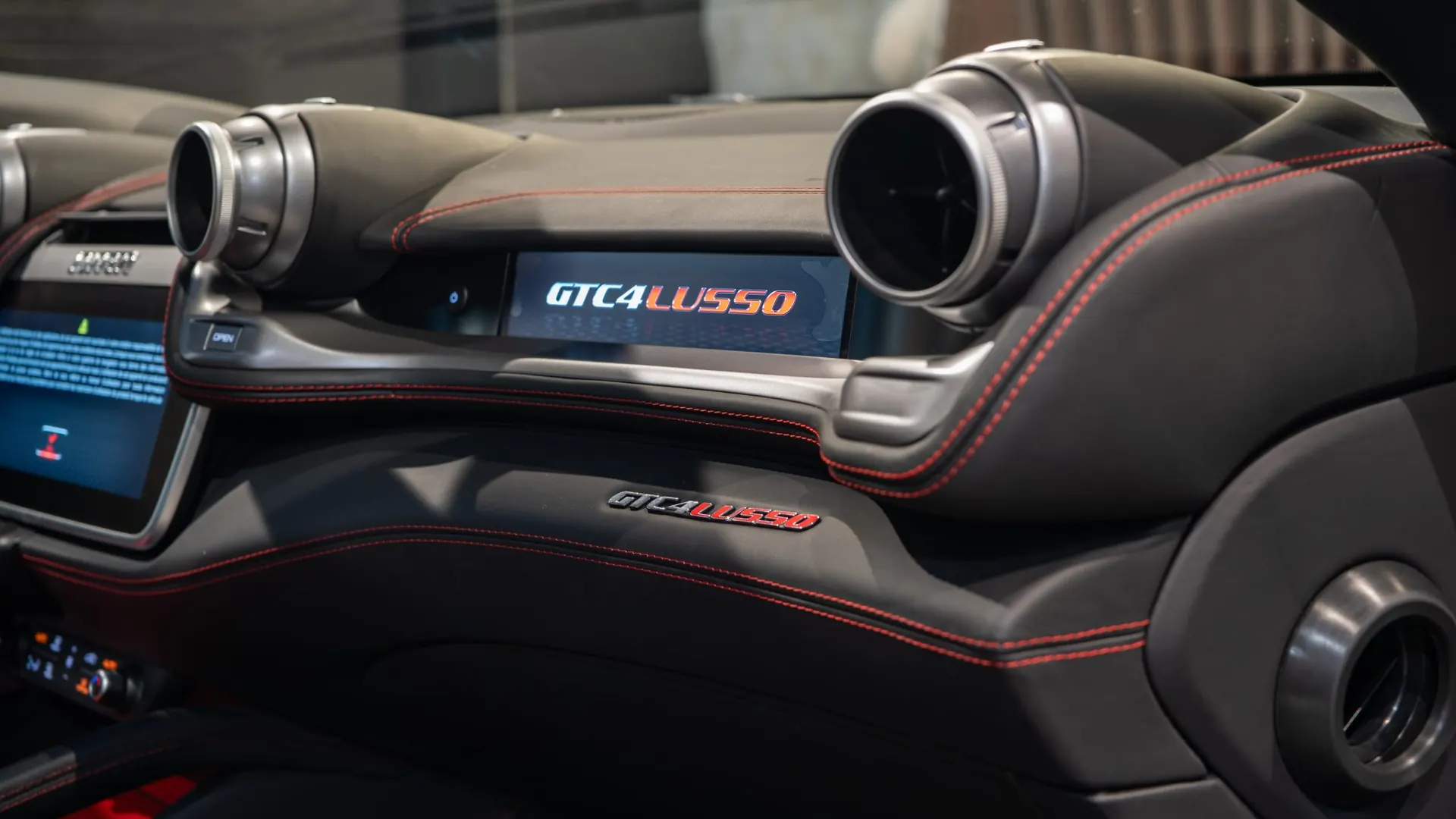 Ferrari GTC4 — photo 15