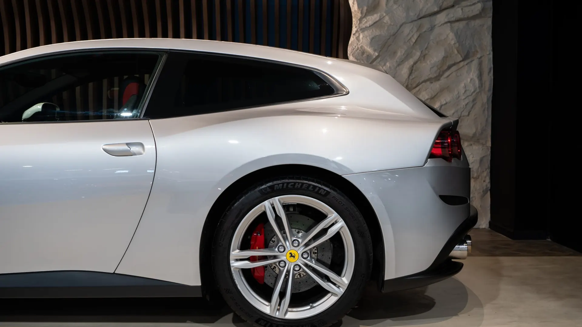 Ferrari GTC4 — photo 45