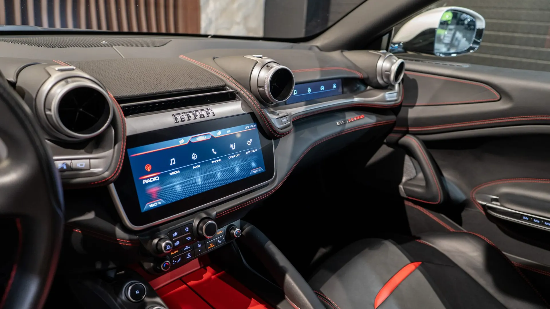 Ferrari GTC4 — photo 26
