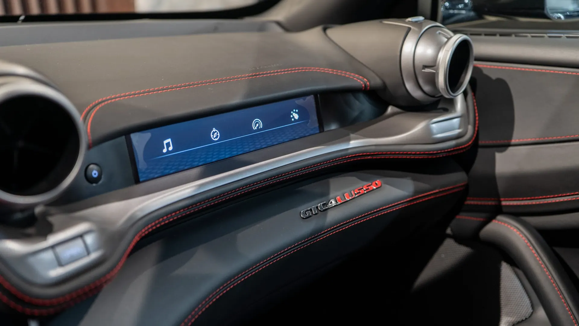 Ferrari GTC4 — photo 25