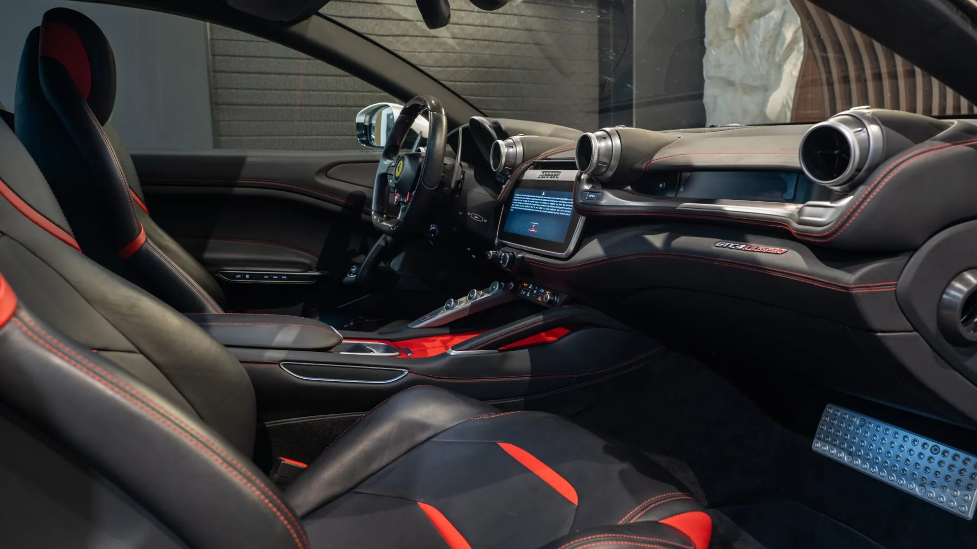 Ferrari GTC4 — photo 13